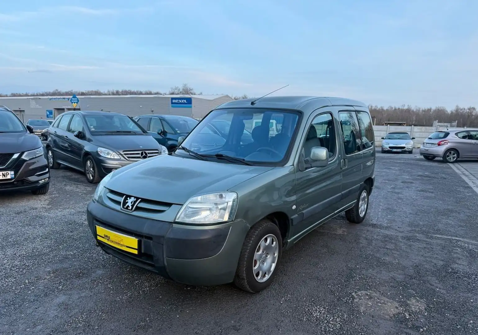 Peugeot Partner 1l4 essence. 75 chx xt édition Relax Vert - 2