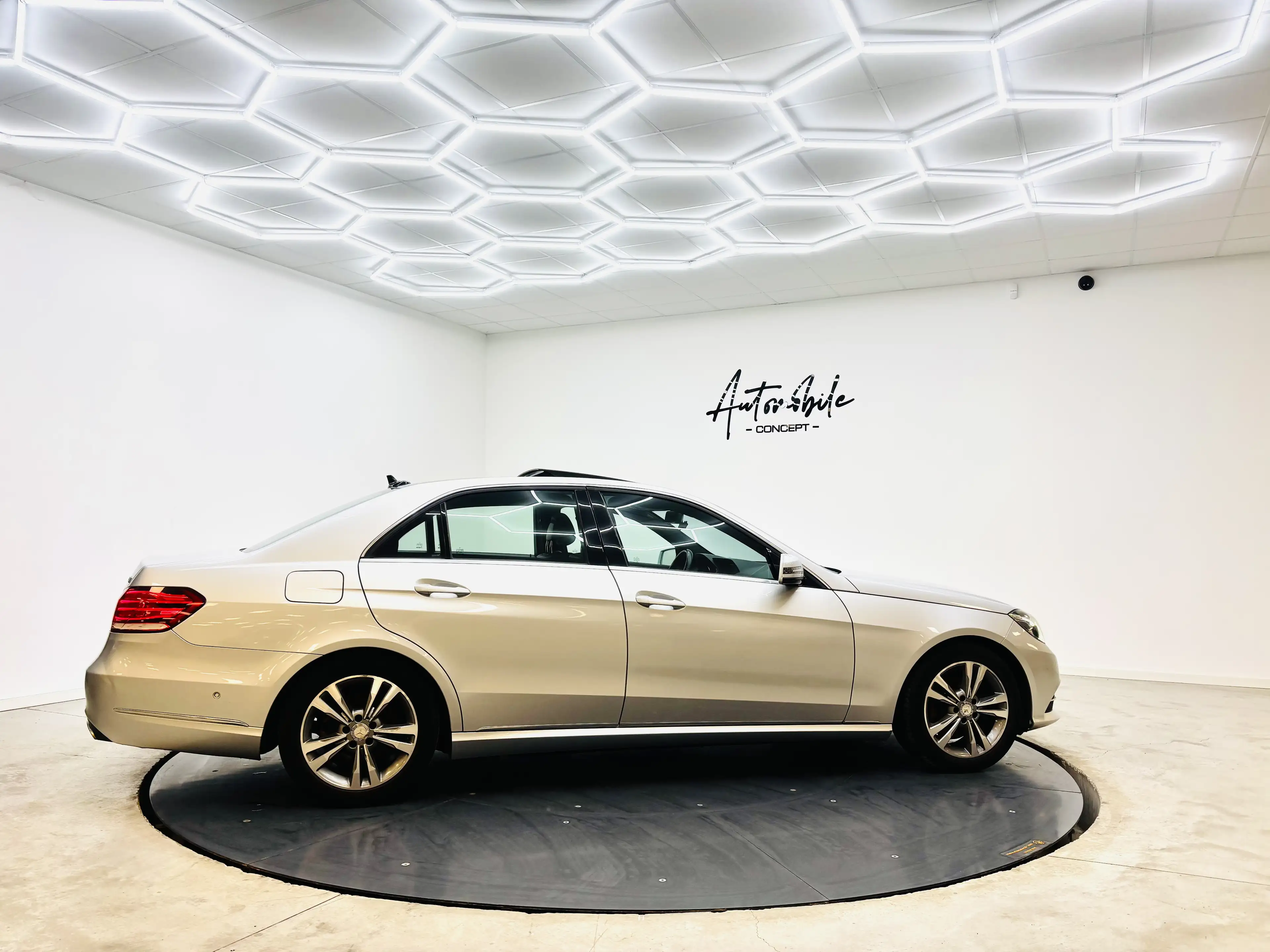 Mercedes-Benz E 220 ✅1AN GARANTIE✅PANO✅CAMERA DE RECUL✅CUIR✅LED — photo 4