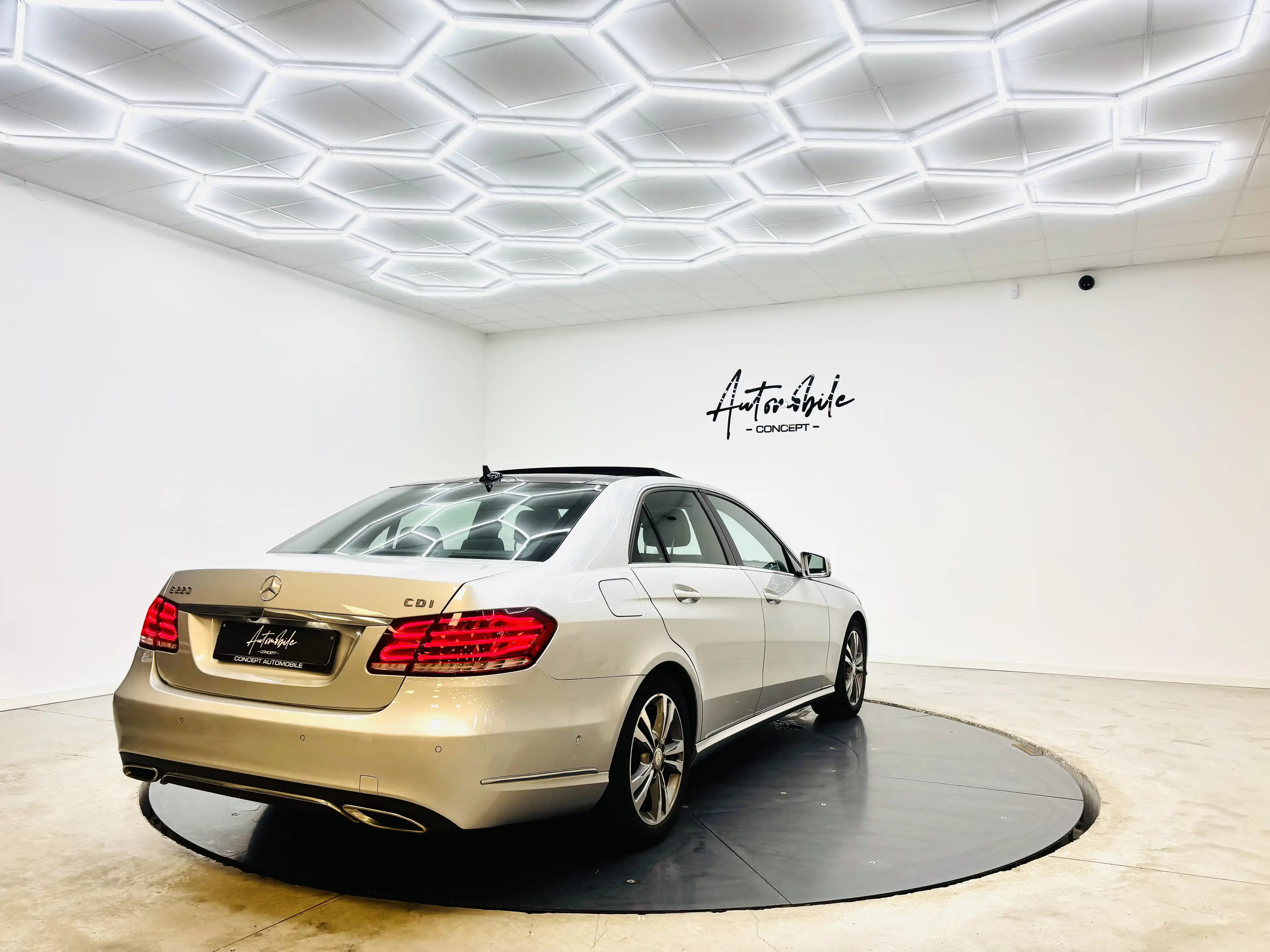 Mercedes-Benz E 220 ✅1AN GARANTIE✅PANO✅CAMERA DE RECUL✅CUIR✅LED — photo 5