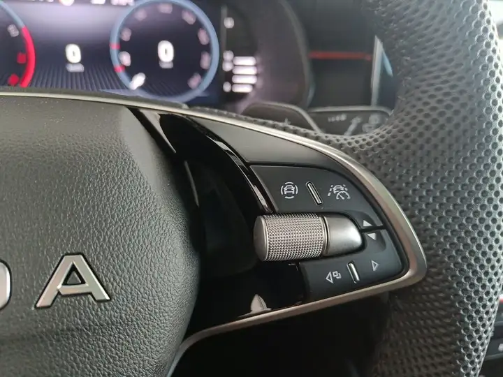 Škoda Kamiq 1.5 TSI DSG PLUS 2025, foto 9