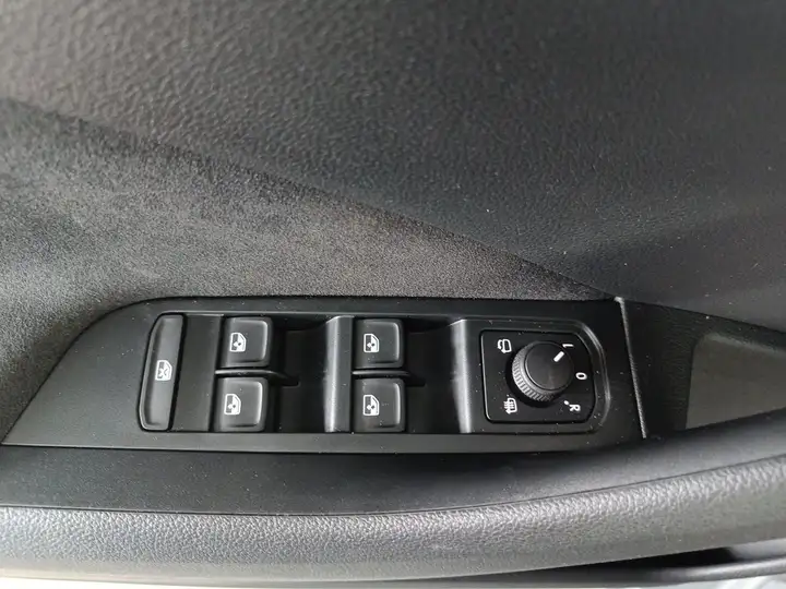 Škoda Kamiq 1.5 TSI DSG PLUS 2025, foto 6