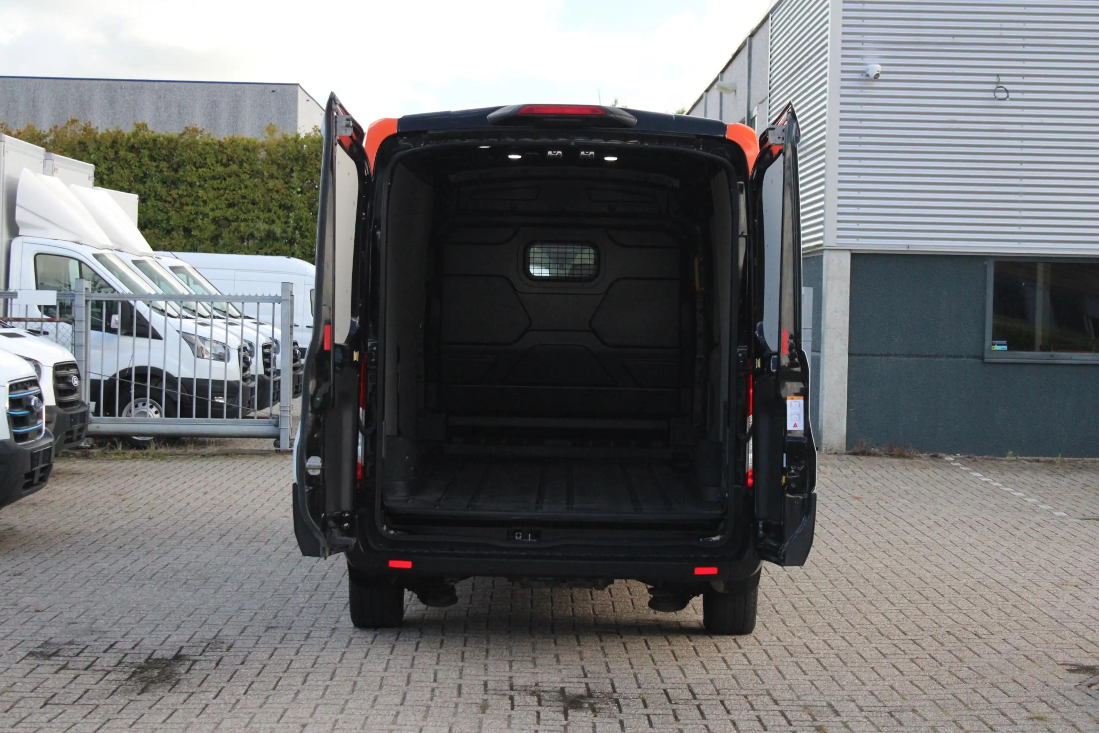 Ford E-Transit 350 L3H2 Trend 68 kWh | SCI | 184pk | Post NL Subc — photo 12