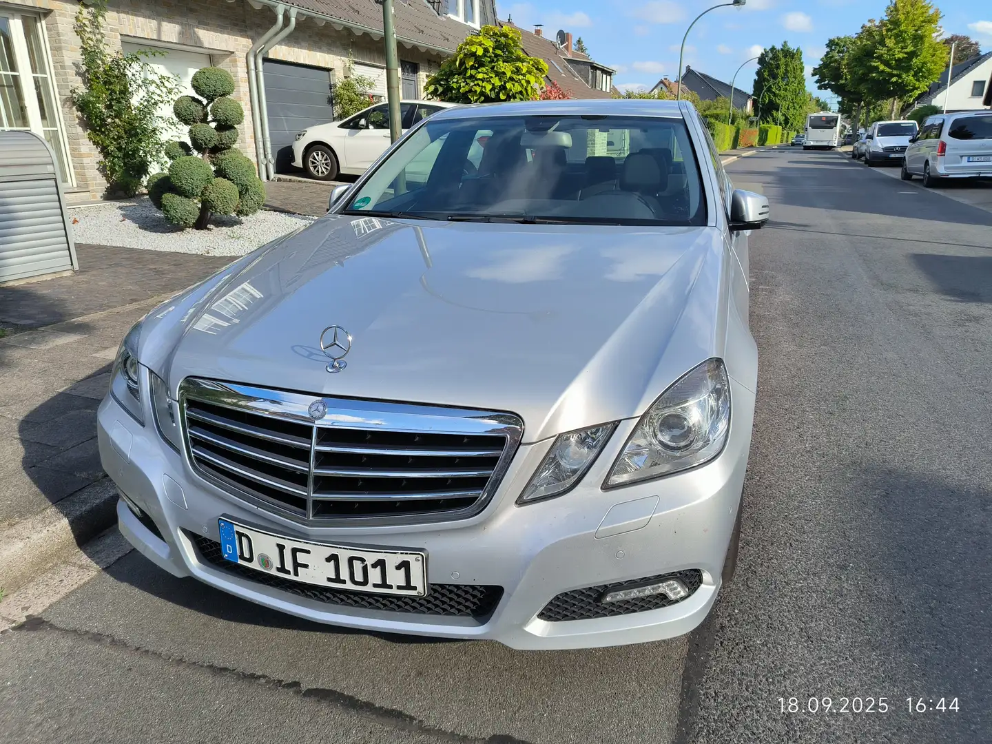 Mercedes-Benz E 250 E 250 CDI DPF BlueEFFICIENCY Avantgarde Stříbrná - 1