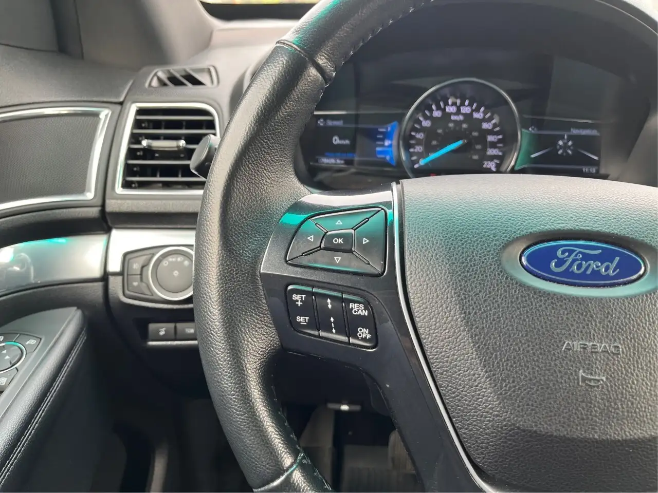 Ford Explorer photo Ford Explorer