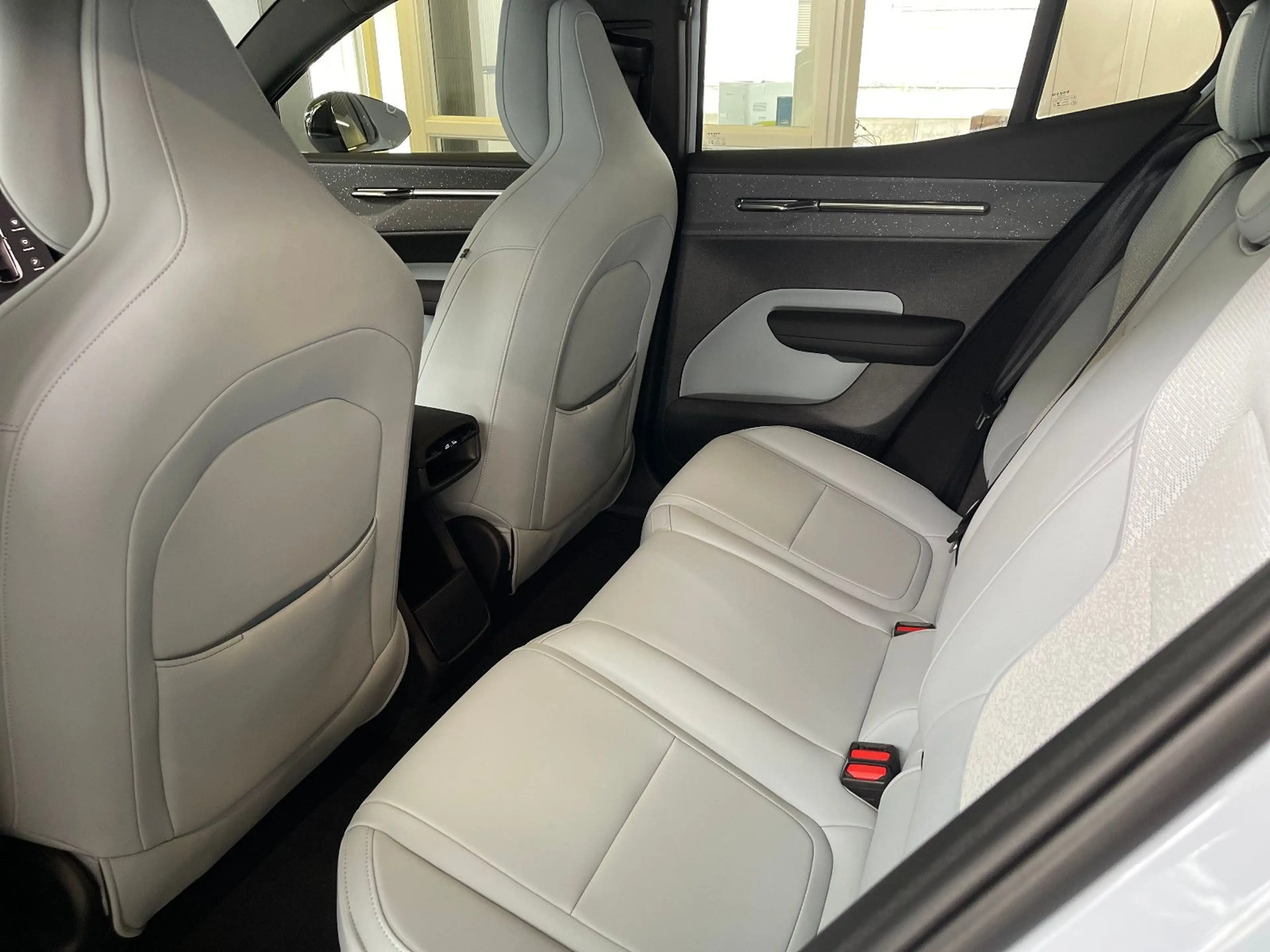 Volvo EX30 Twin Motor Performance ULTRA "Innen Breeze" — photo 12