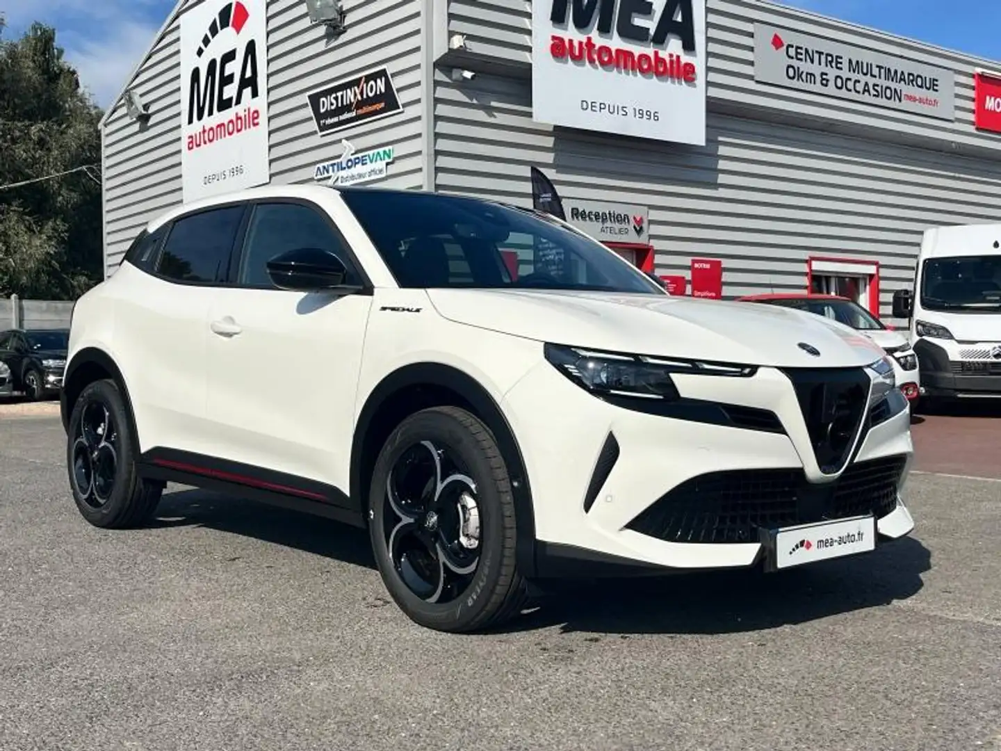 Alfa Romeo Junior 1.2 Ibrida 136ch Speciale DCT6 Blanc - 1