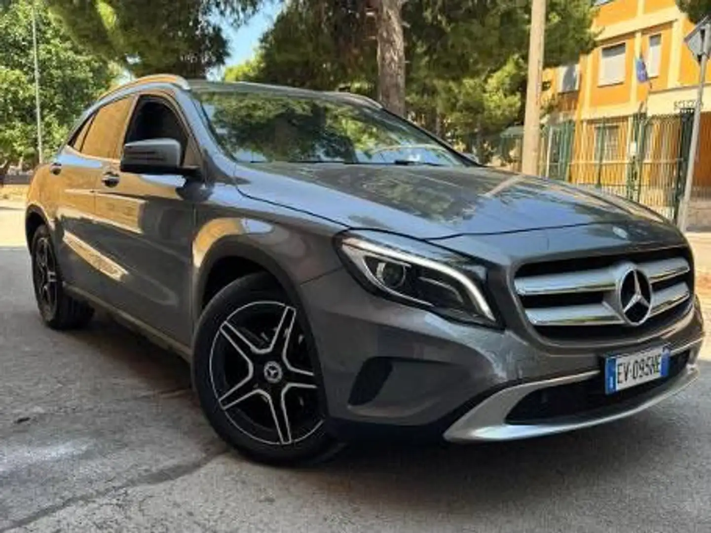 Mercedes-Benz GLA 200 d 136cv Aut. *FULL OPT.-LED* da VETRINA Grigio - 2