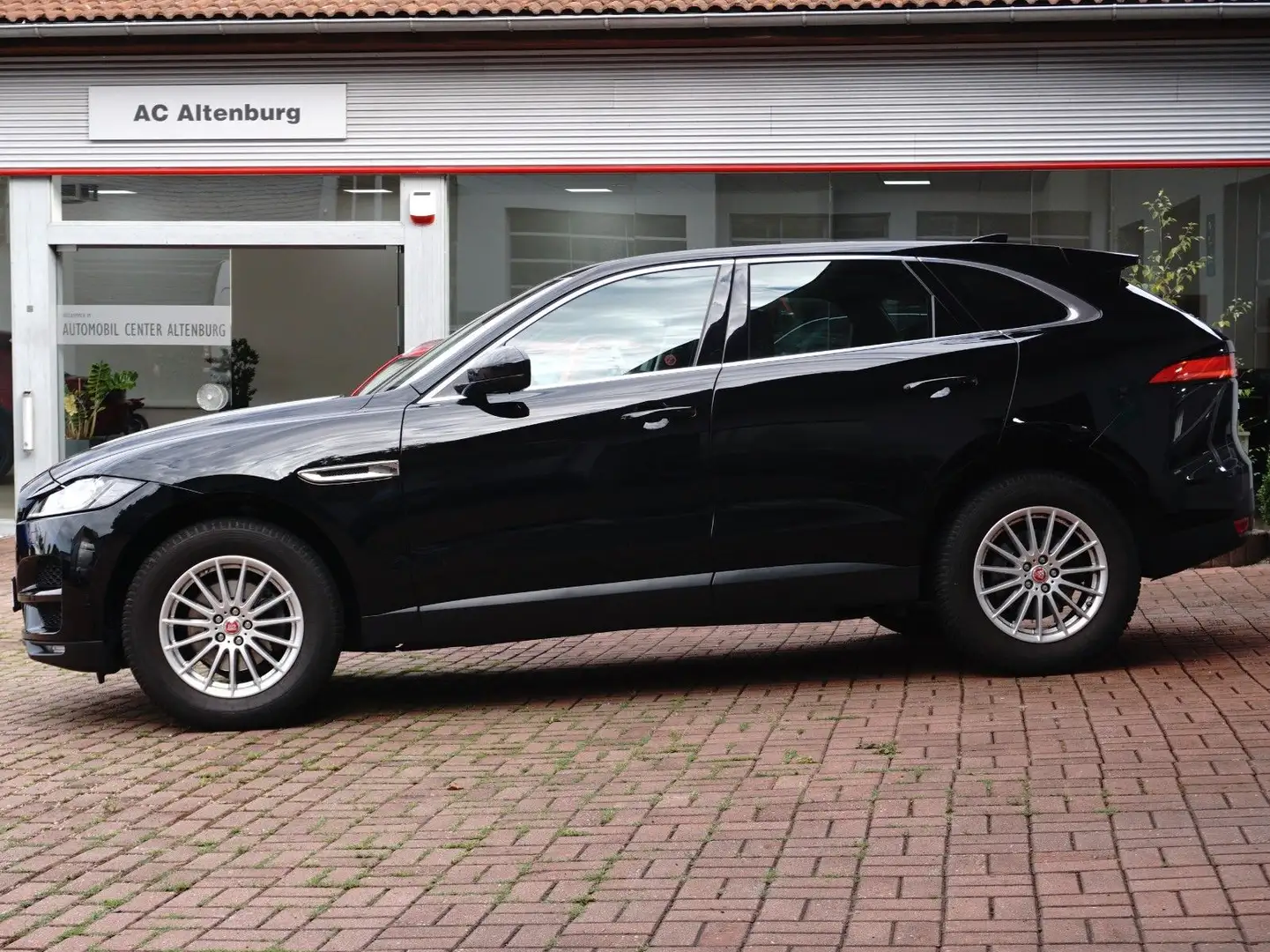 Jaguar F-Pace 25T Prestige AWD Noir - 2