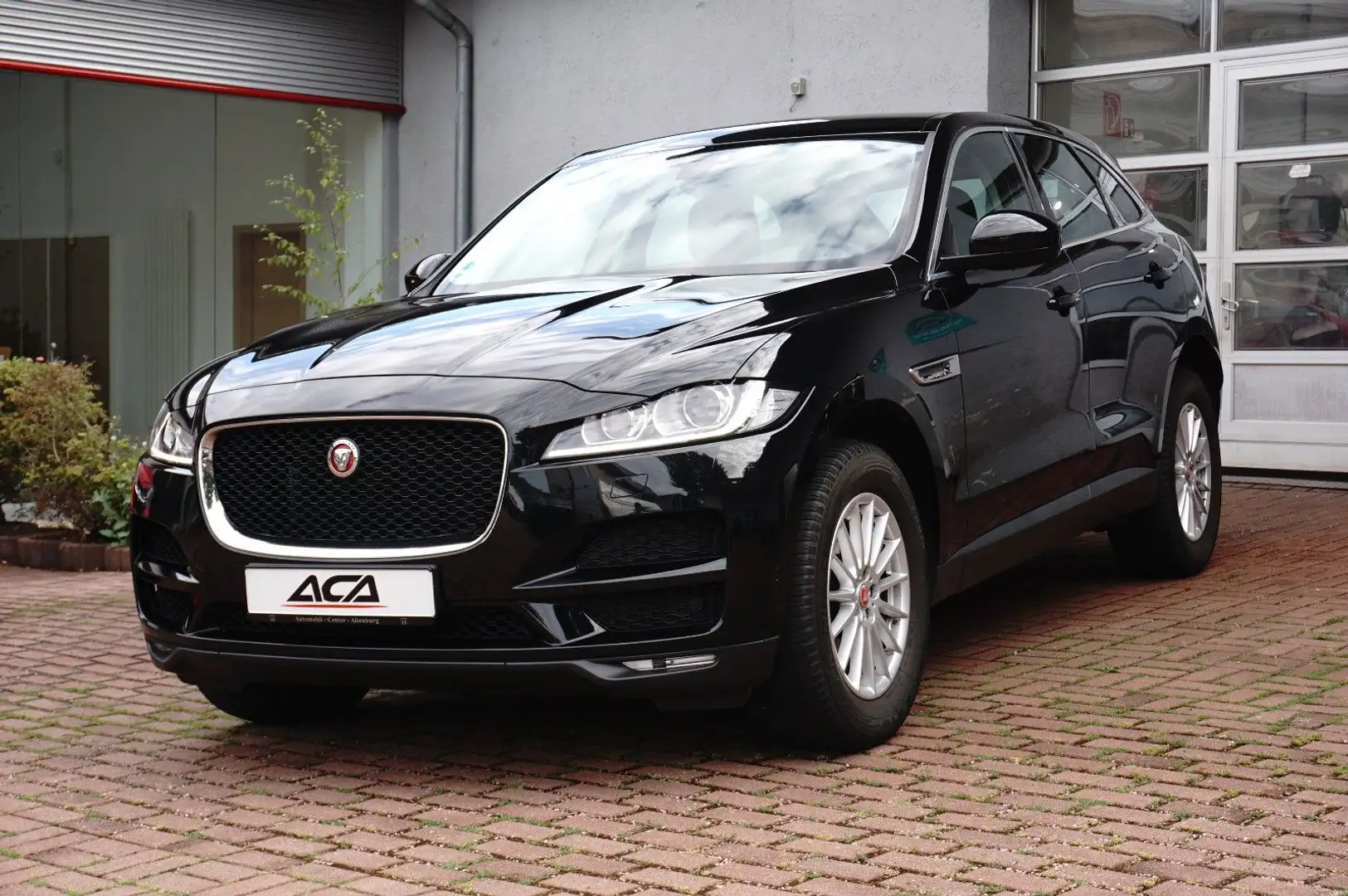Jaguar F-Pace 25T Prestige AWD Noir - 1
