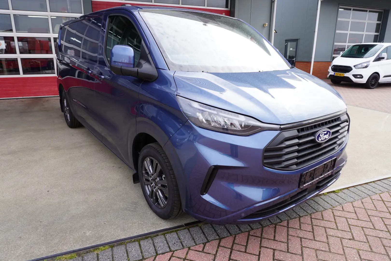 Ford Transit Custom 320L 2.0 TDCI 170PK L2H1 Limited Automaat Nr. V018 Zwart - 2