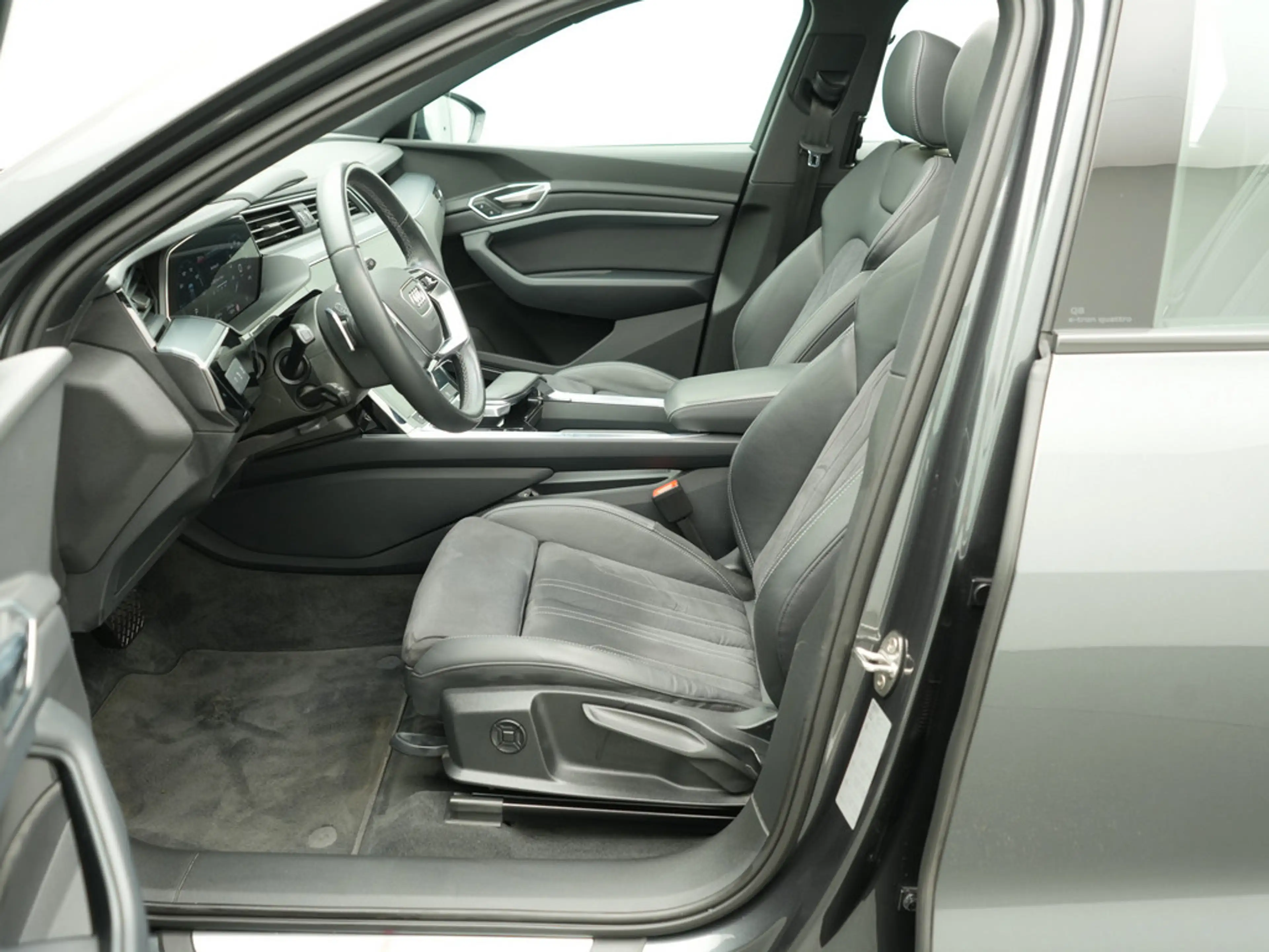 Audi Q8 e-tron 50 quattro S line ACC PANO NAVI AHK — photo 11