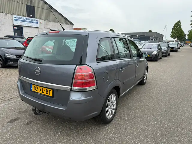 Opel Zafira view 3