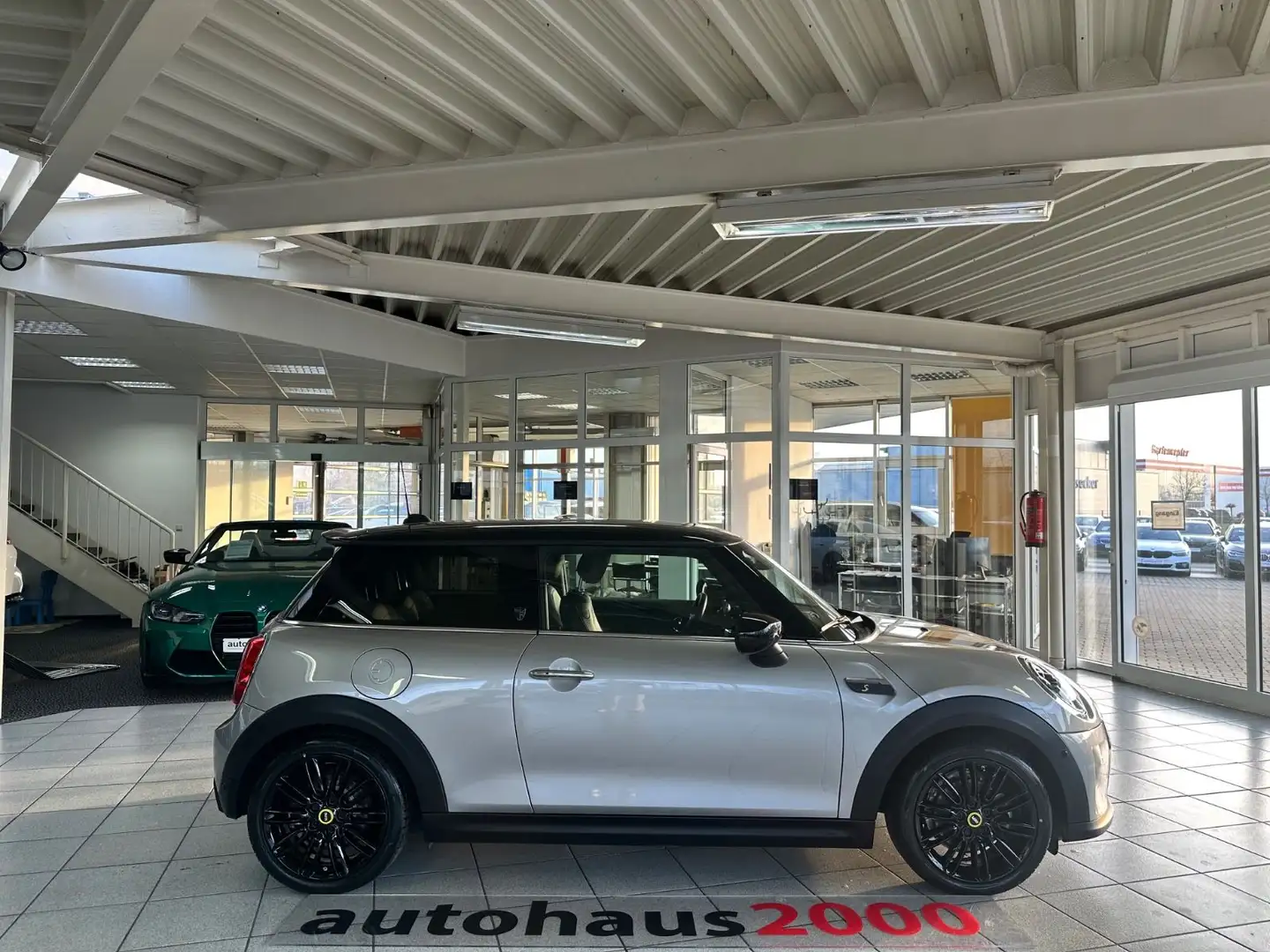MINI Cooper SE Yours Trim AUT./LED/HUD/CAM/PANO./H&K Silber - 2
