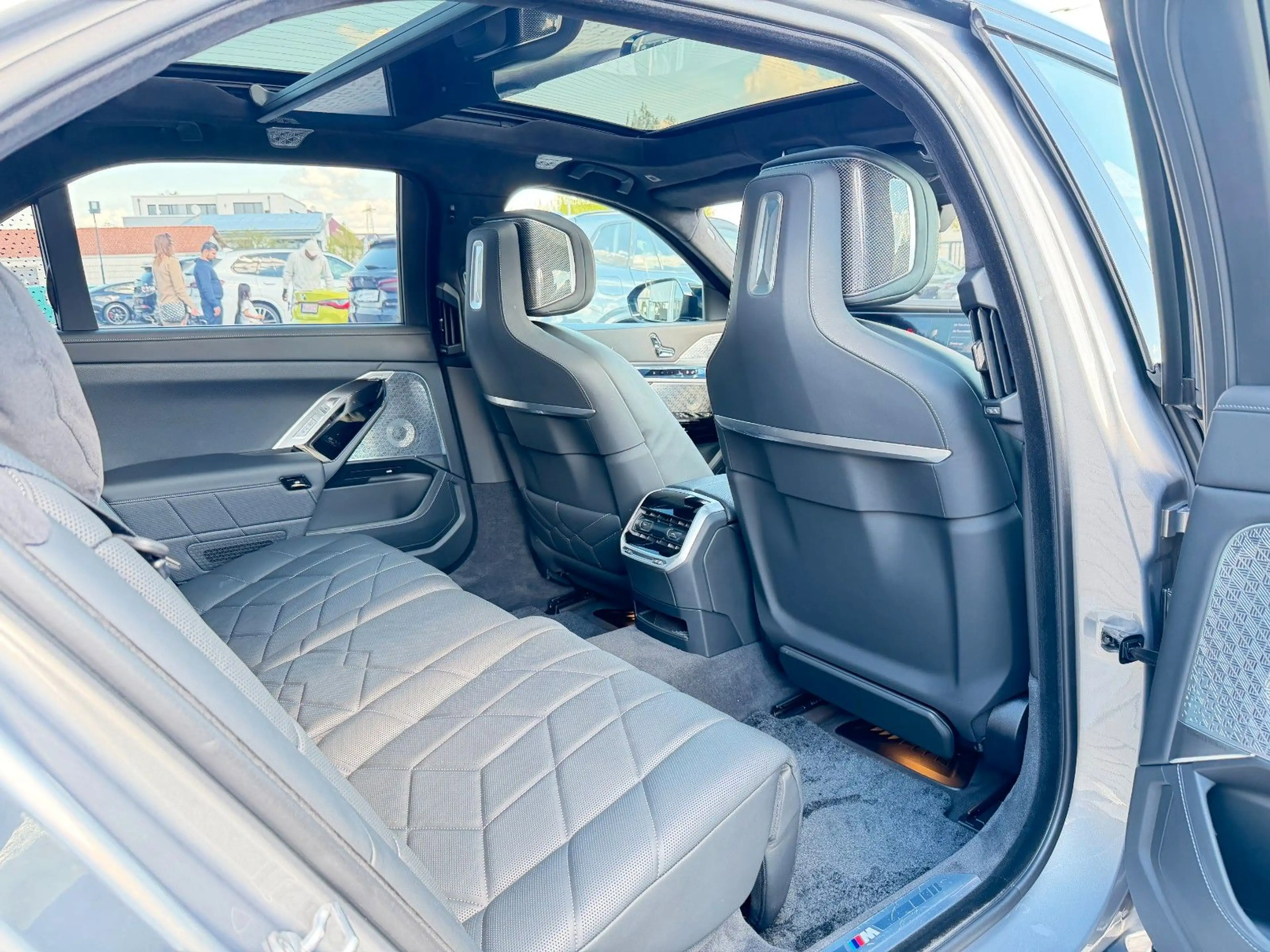 BMW 760 e*xDrive*Two*Tone*Individual*3xTV*SkyLounge* — photo 12