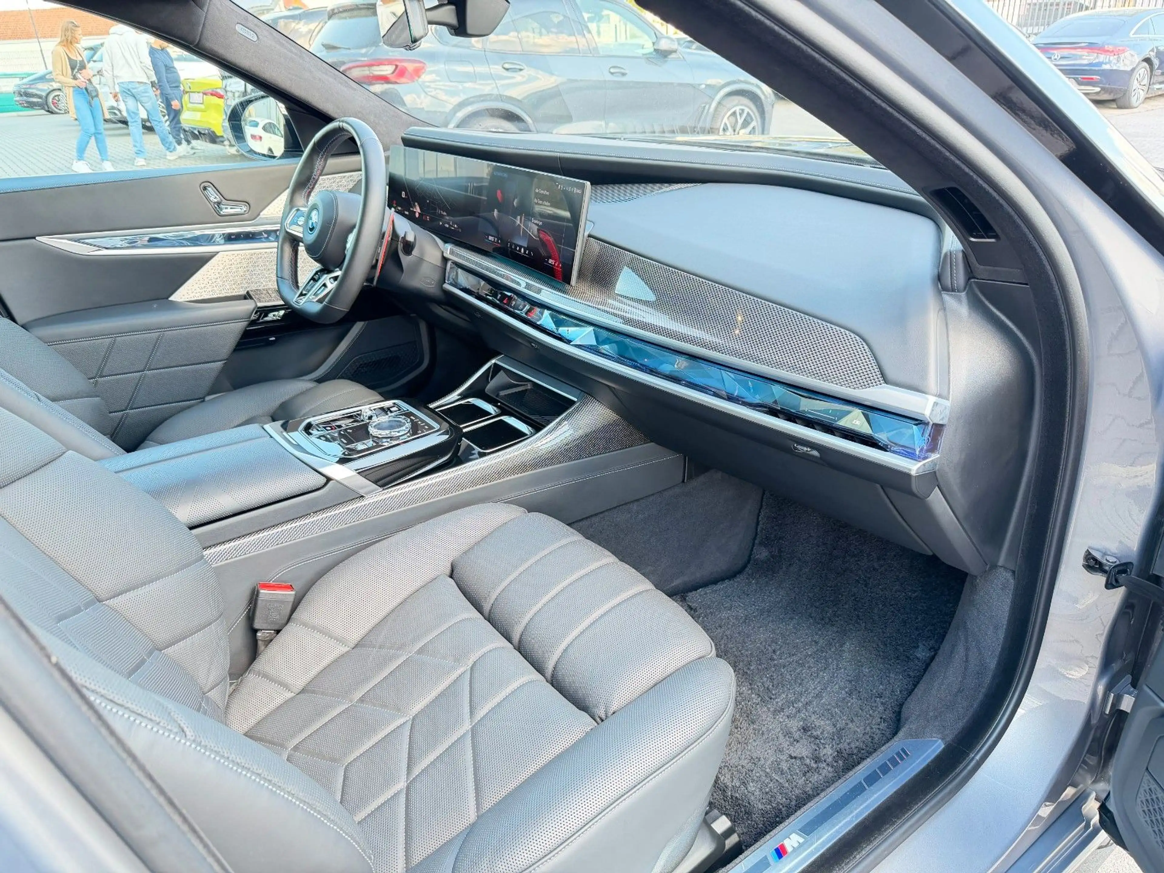BMW 760 e*xDrive*Two*Tone*Individual*3xTV*SkyLounge* — photo 7