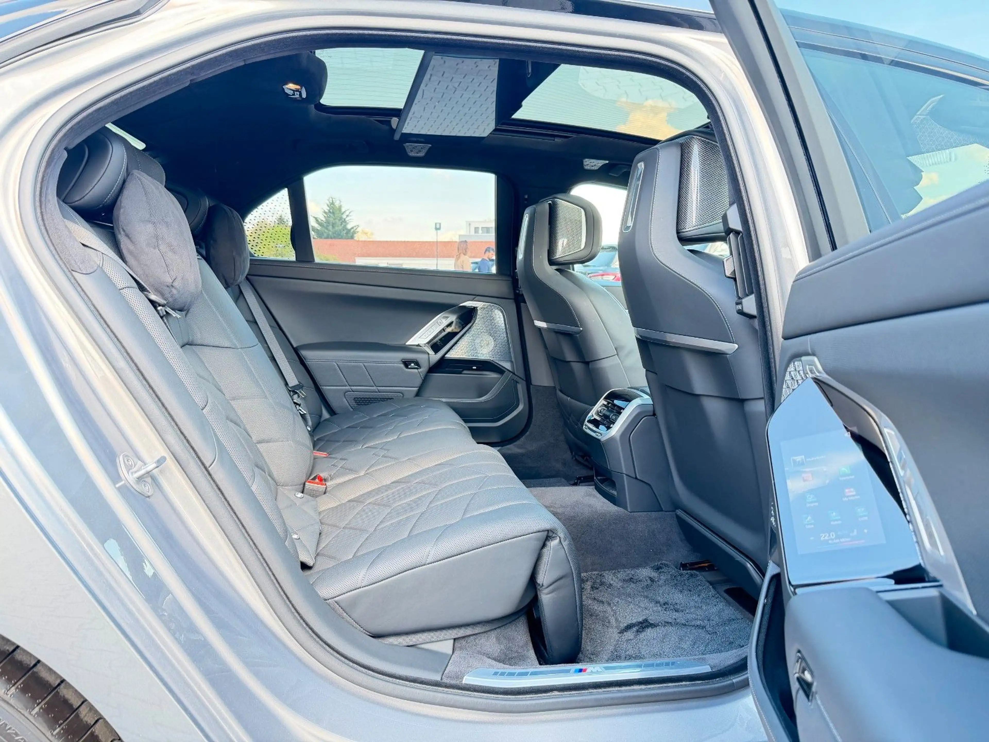 BMW 760 e*xDrive*Two*Tone*Individual*3xTV*SkyLounge* — photo 13