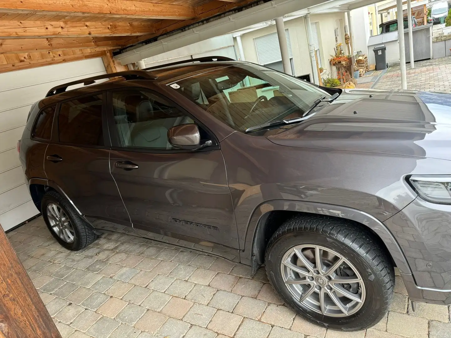 Jeep Cherokee Cherokee 2,0 T-GDI Overland AWD Aut. Overland Grau - 1