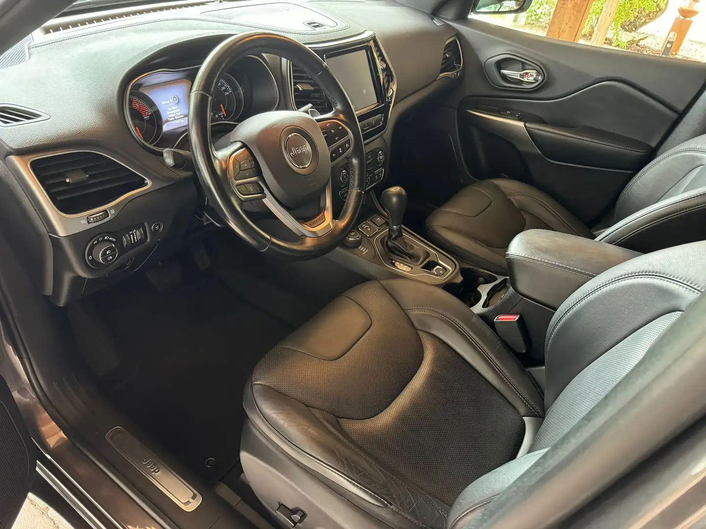 Jeep Cherokee Cherokee 2,0 T-GDI Overland AWD Aut. Overland Grau - 2