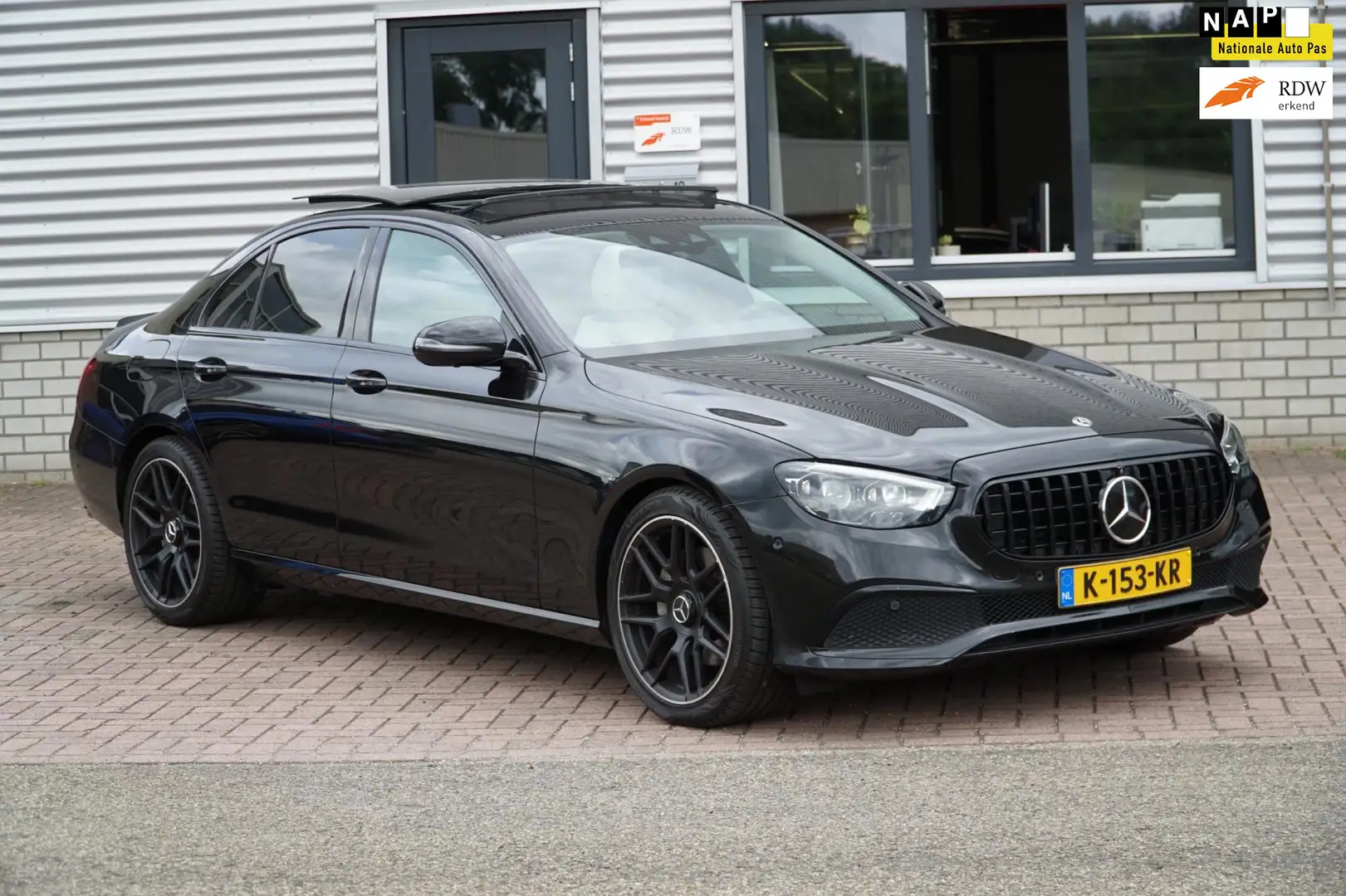 Mercedes-Benz E 200 Solution Luxury PANORAMADAK Zwart - 1