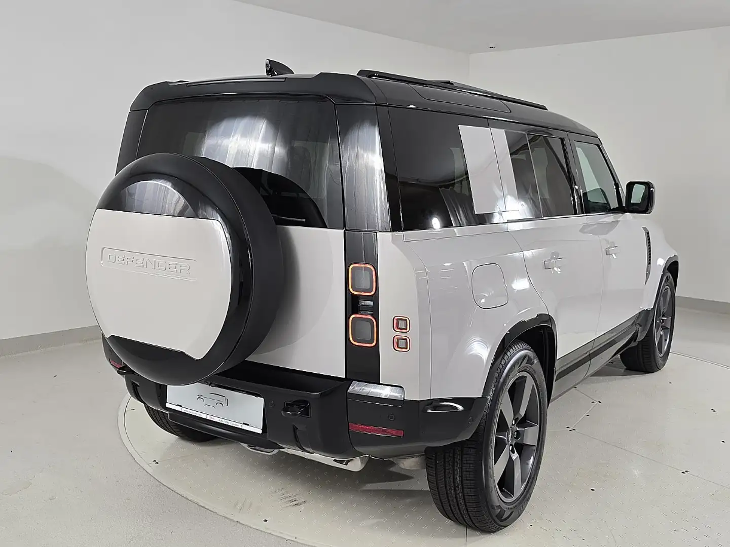Land Rover Defender 110 P300e PHEV AWD X-Dynamic SE Aut. | Auto Sta... Grau - 2