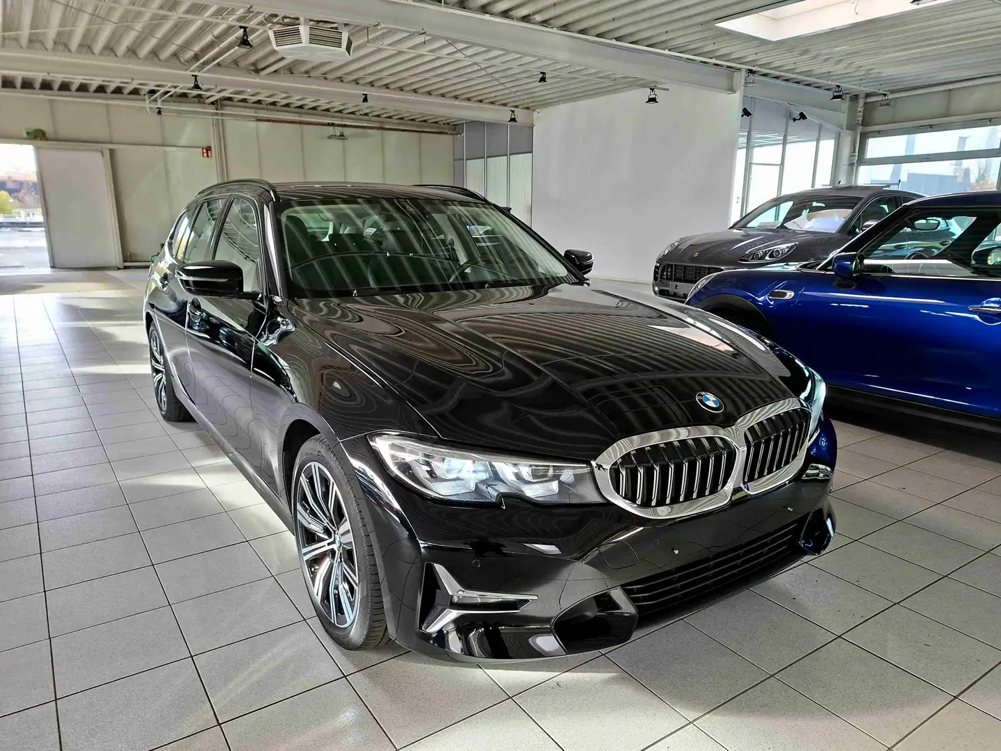 BMW 330 330d Touring Autom Navigation Luxury Line AHK Schwarz - 2