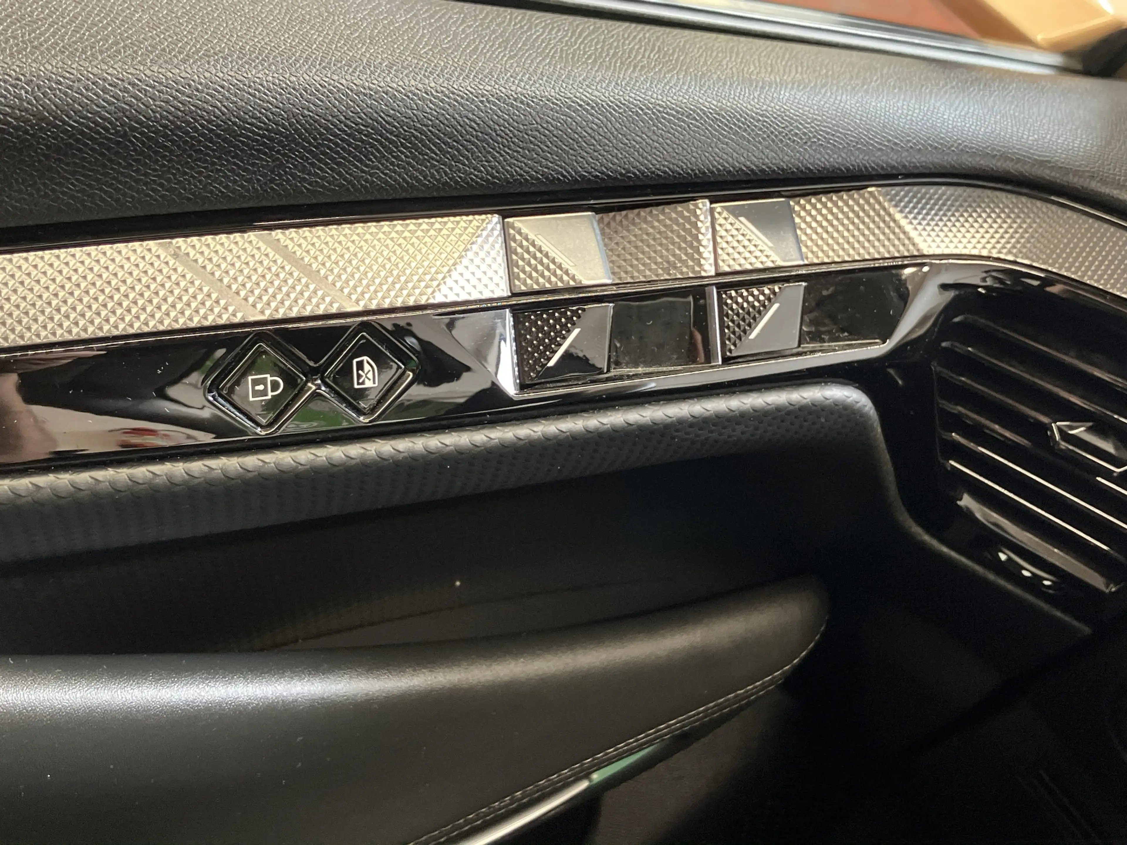 DS Automobiles DS 4 DS4 1.6 PureTech 180 S&S Trocadero AHK+LED+SHZ — photo 14