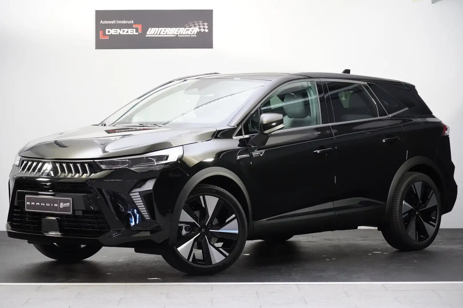 Mitsubishi Grandis 1,8 HEV Intense S+C+T 26,5 Schwarz - 2