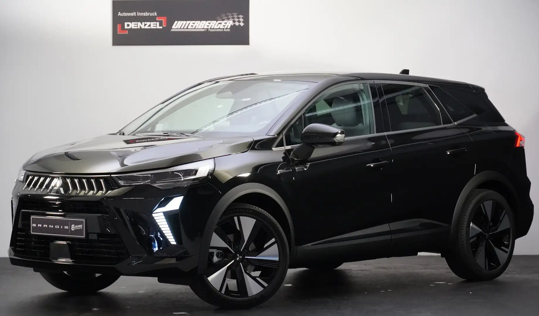Mitsubishi Grandis 1,8 HEV Intense S+C+T 26,5 Schwarz - 1