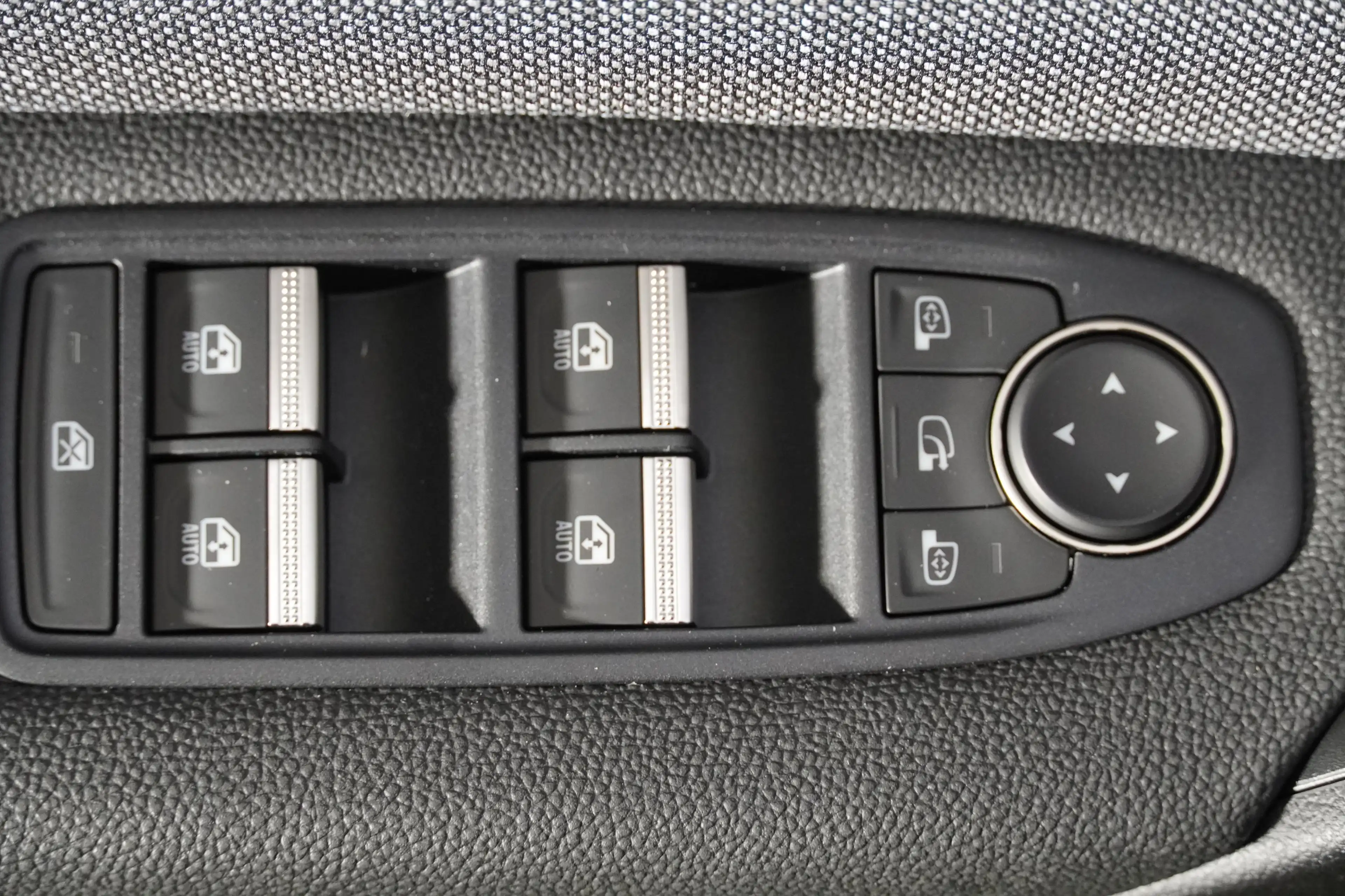 Mitsubishi Grandis 1,8 HEV Intense S+C+T 26,5 — photo 8