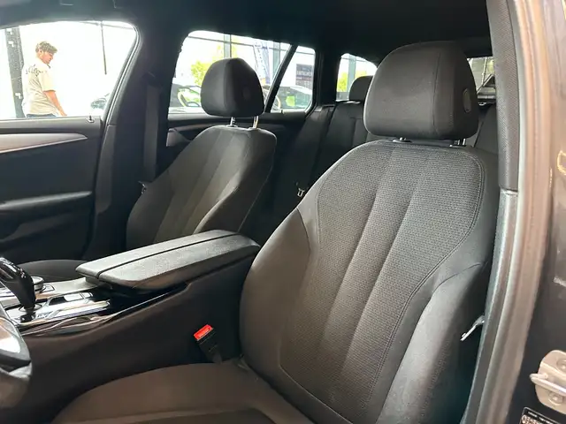 BMW 5 Series view 8