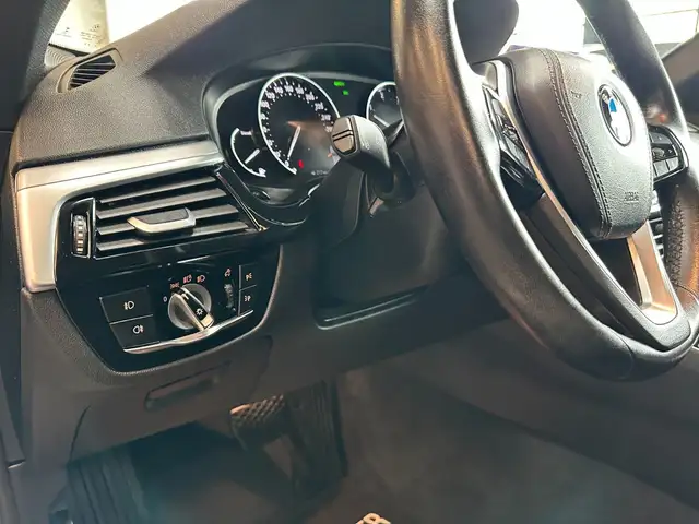 BMW 5 Series view 9