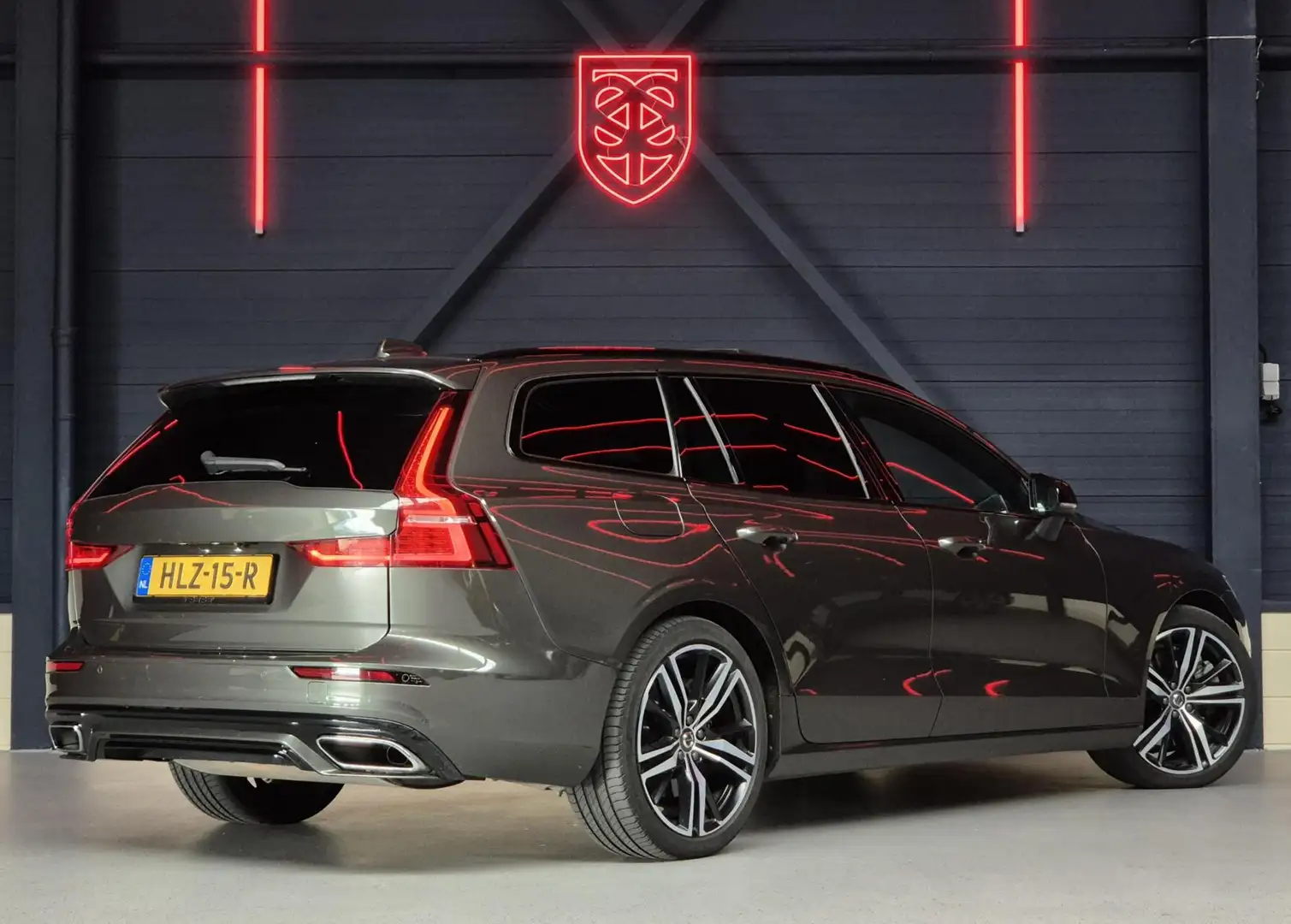 Volvo V60 T6 PHEV AWD Plus Dark|LONG|PANO|TREK|H&K|PILOT Grijs - 2