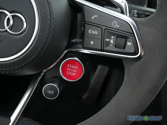 Audi R8 view 11
