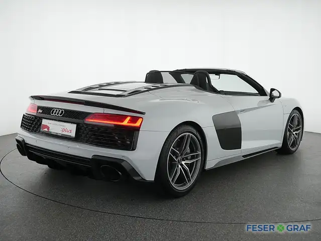 Audi R8 view 3