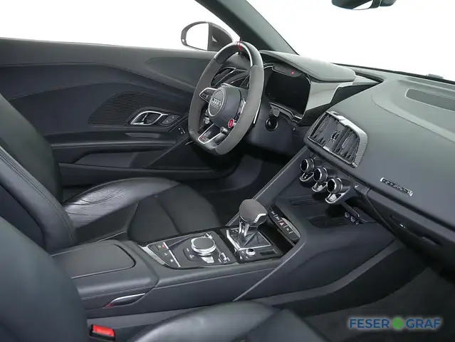 Audi R8 view 4