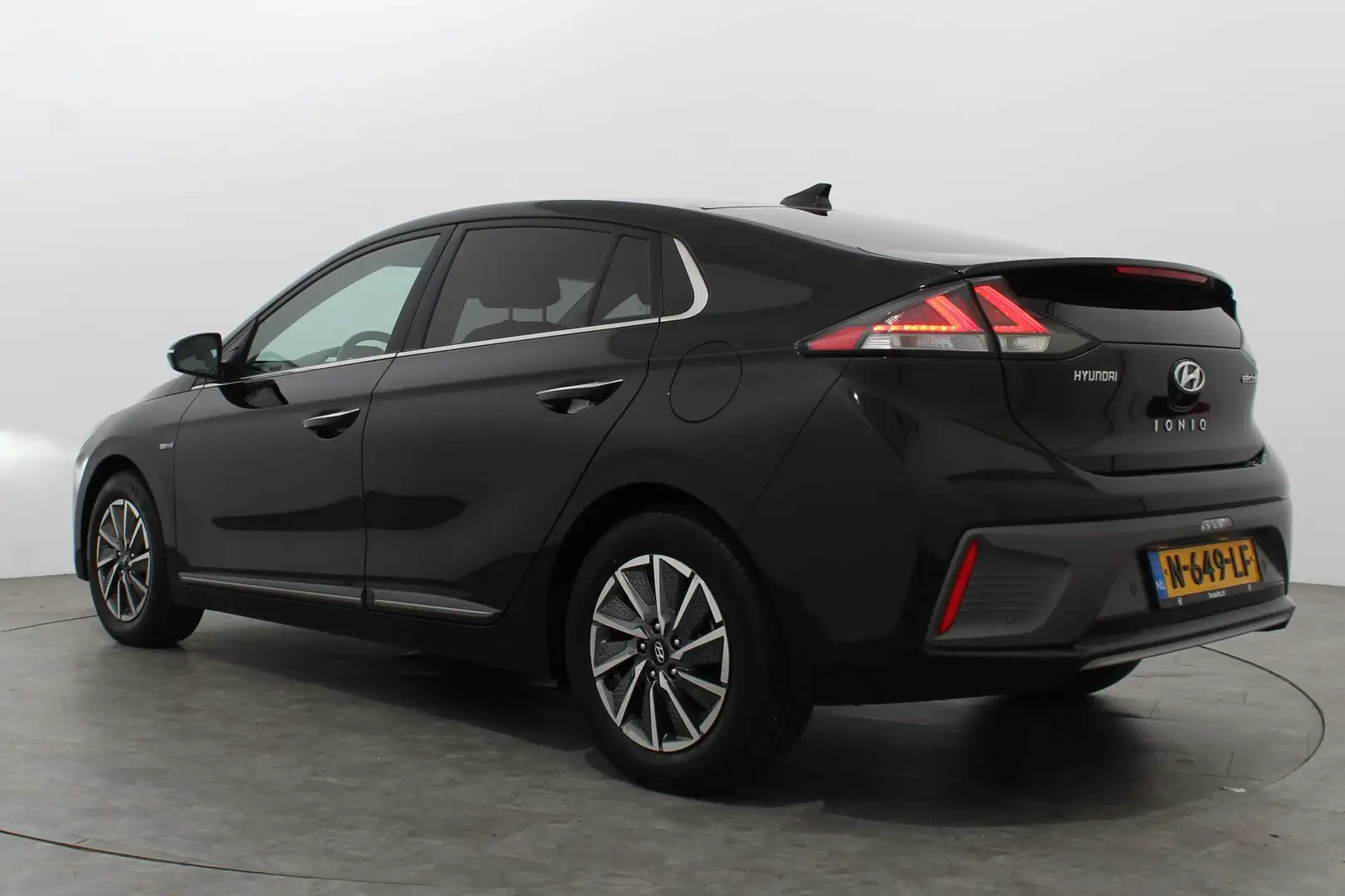 Hyundai IONIQ PREMIUM 136PK EV 38 KWH € 16900,- na subsidie | Le Noir - 2