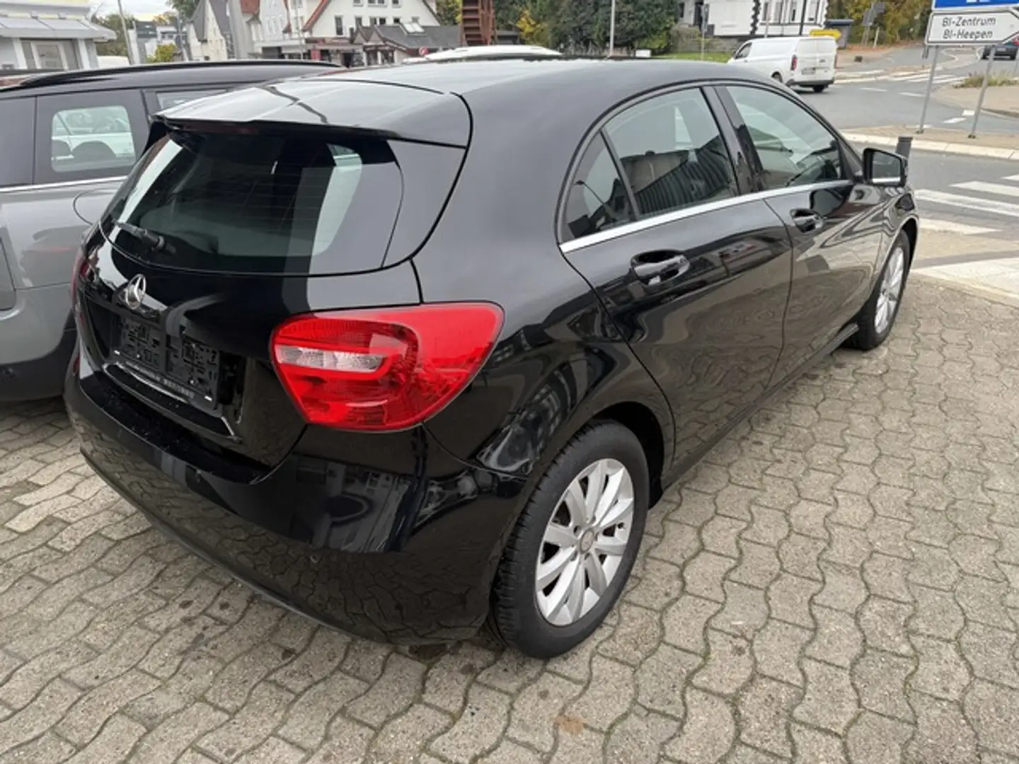 Mercedes-Benz A 180 Style Paket Navi Park-Assist AHK Noir - 2