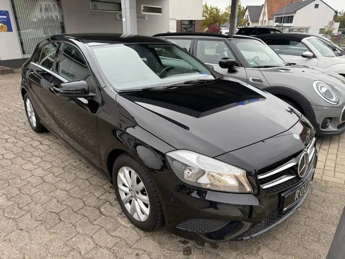 Mercedes-Benz A 180 Style Paket Navi Park-Assist AHK Noir - 1