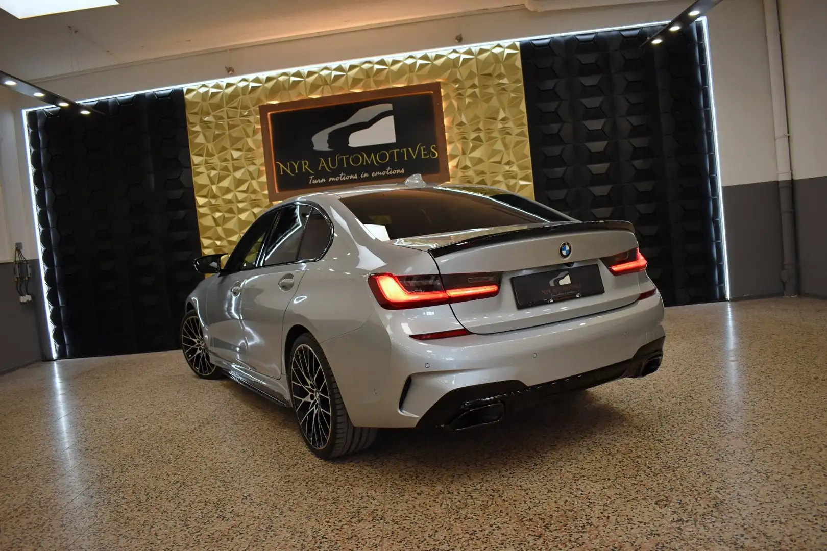 BMW 320 i xDrive M-PERFORMANCE, LASER, SHD, ACC, HUD, CAM Silber - 2