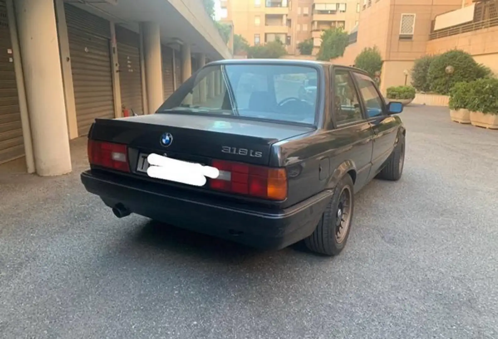BMW 318 BNW Serie 3 E30 318is Fekete - 2
