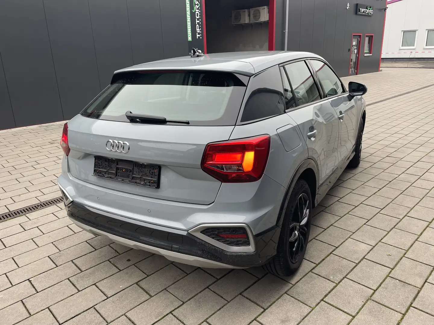 Audi Q2 30 TFSI advanced 1. Hand 8fach bereift - 1