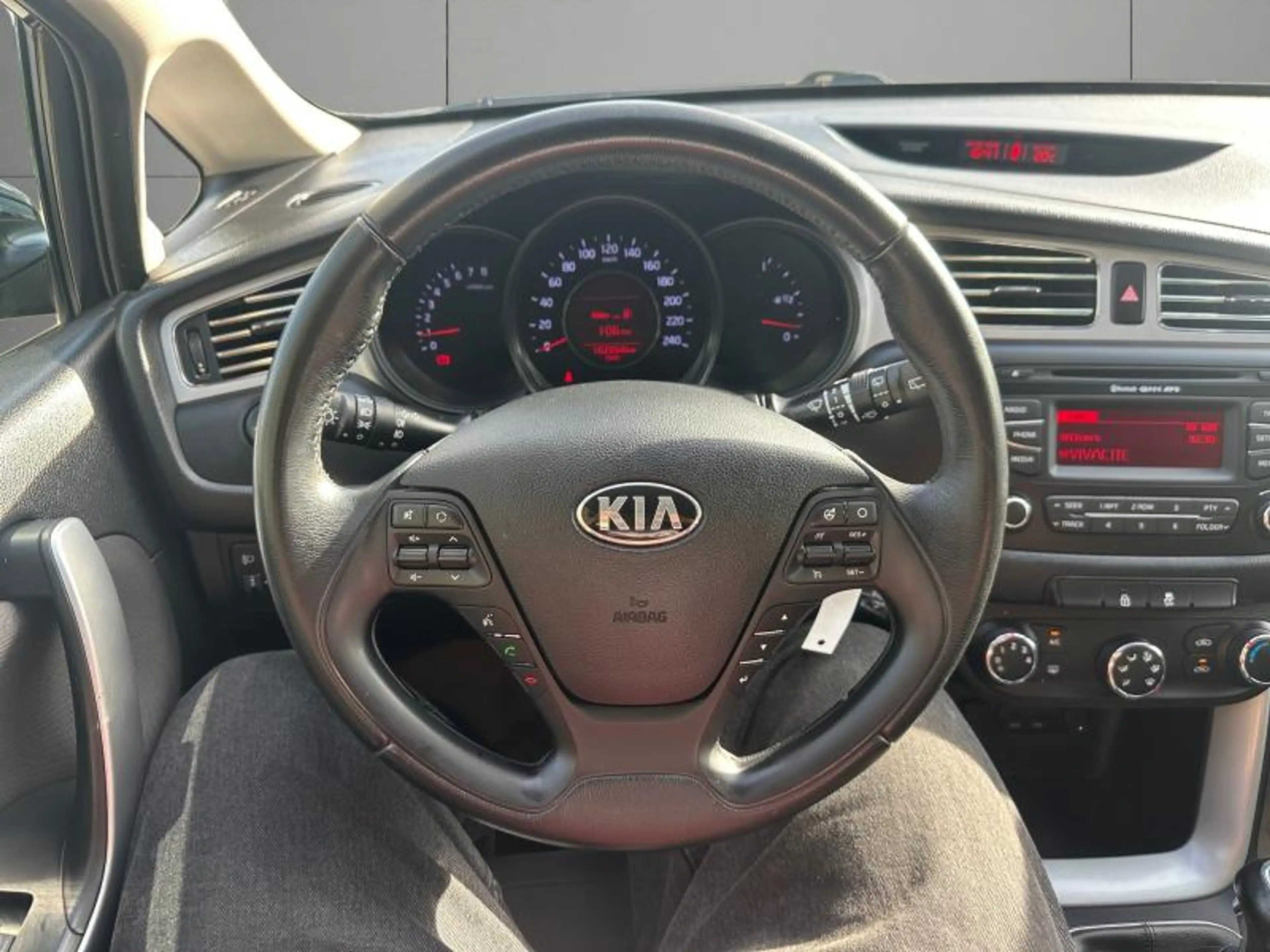 Kia Ceed / cee'd 1.4 99cv noir 02/16 Airco Cruise Bluetooth — photo 12