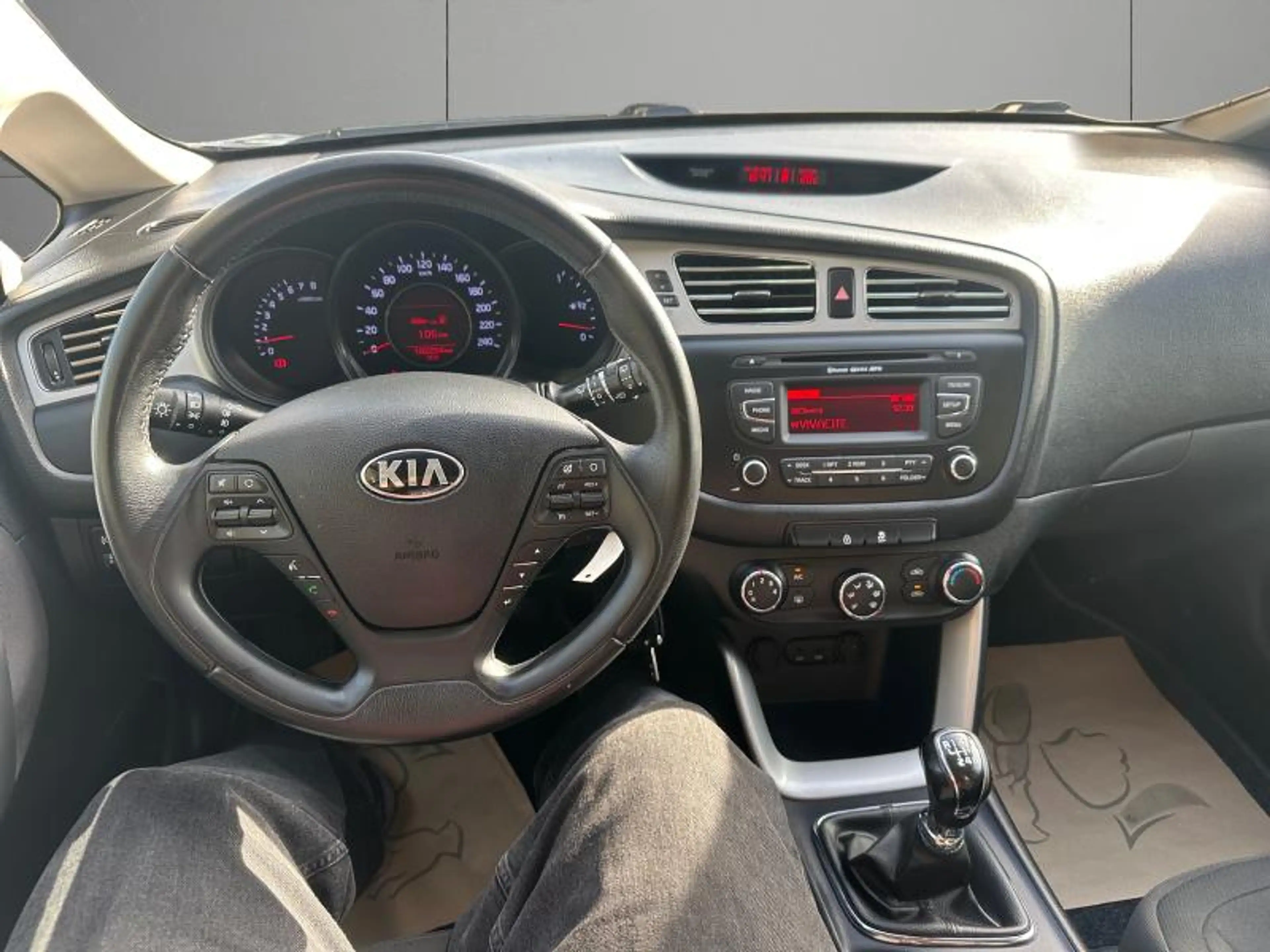 Kia Ceed / cee'd 1.4 99cv noir 02/16 Airco Cruise Bluetooth — photo 13
