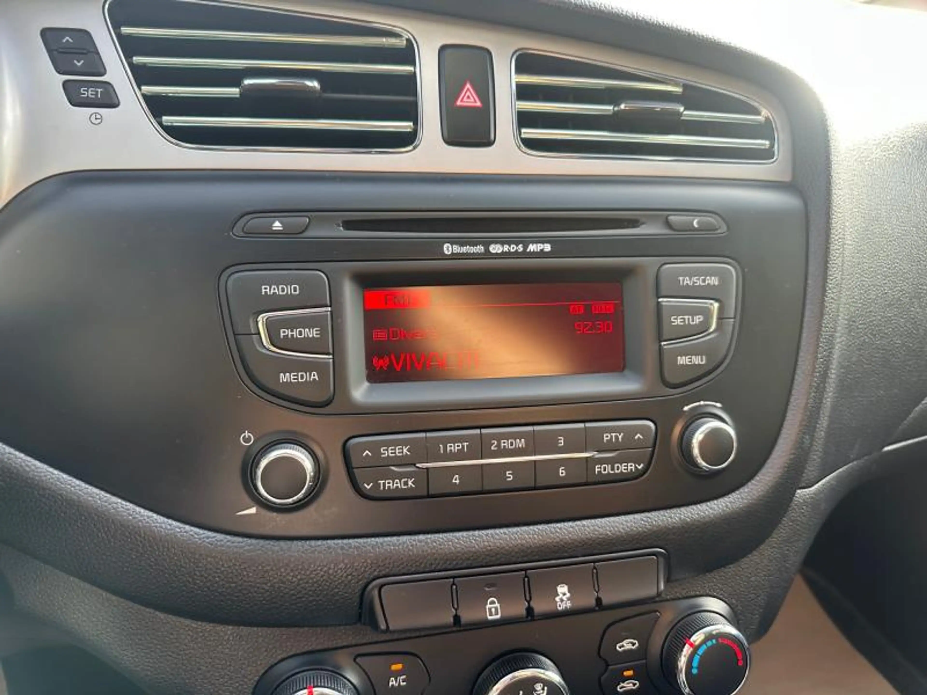 Kia Ceed / cee'd 1.4 99cv noir 02/16 Airco Cruise Bluetooth — photo 15