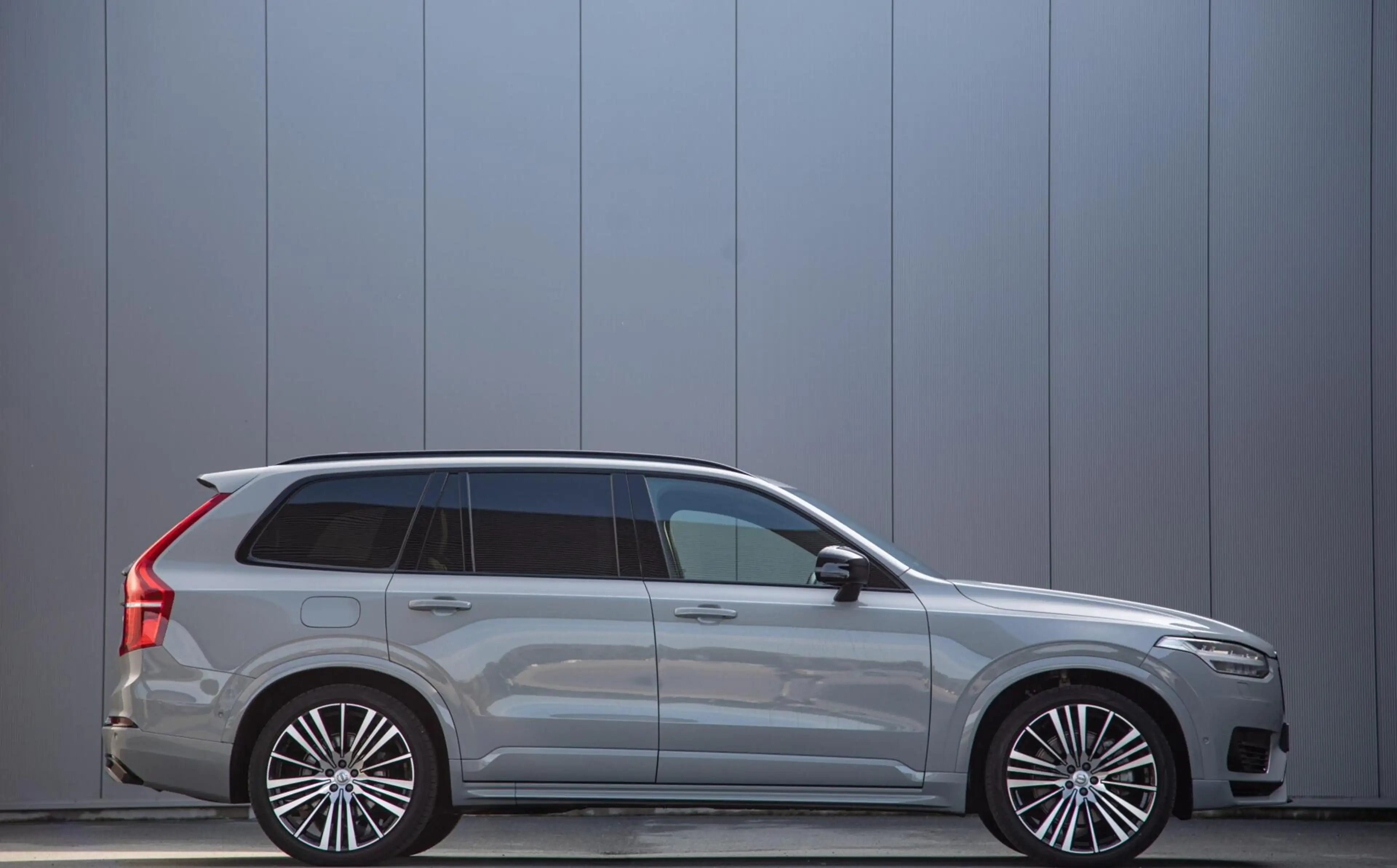 Volvo XC90 2.0 T8 Plug-in hybrid AWD Ultra Dark |Full Option|