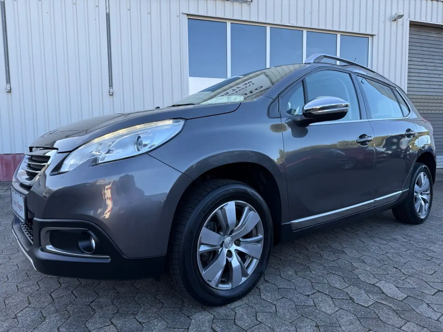 Peugeot 2008 1,2 81kW 110PS Allure/LED/NAVI/PANO/SHZ/PDC Schwarz - 2