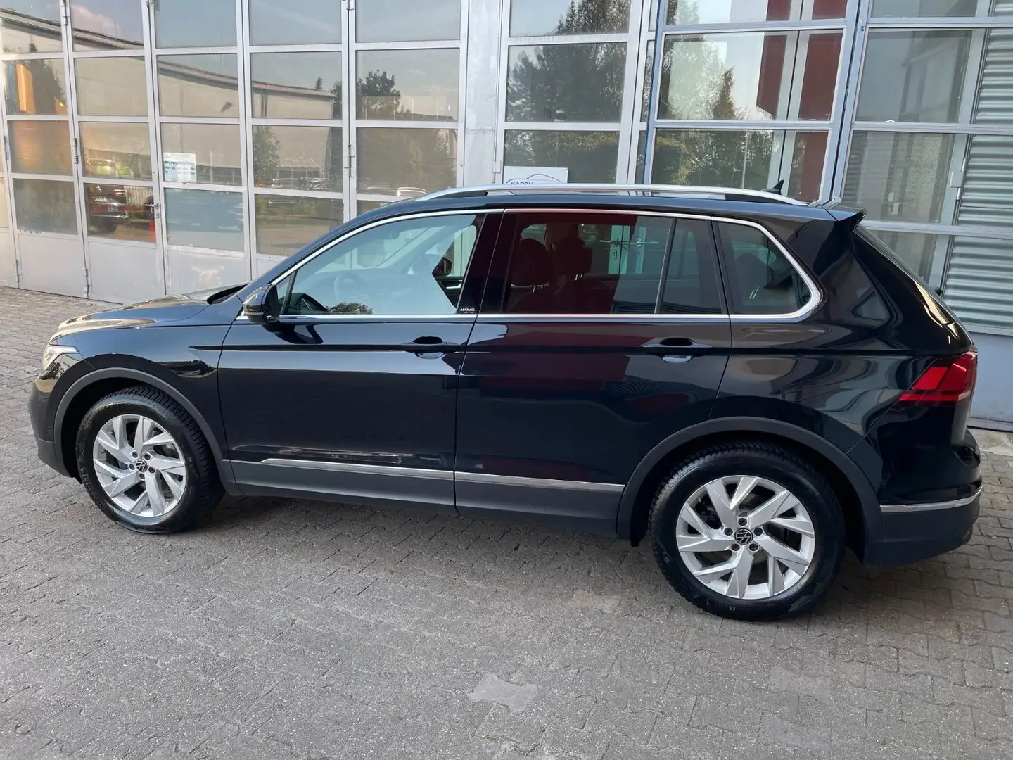 Volkswagen Tiguan Active LED Navi Kamera SHZ Schwarz - 2