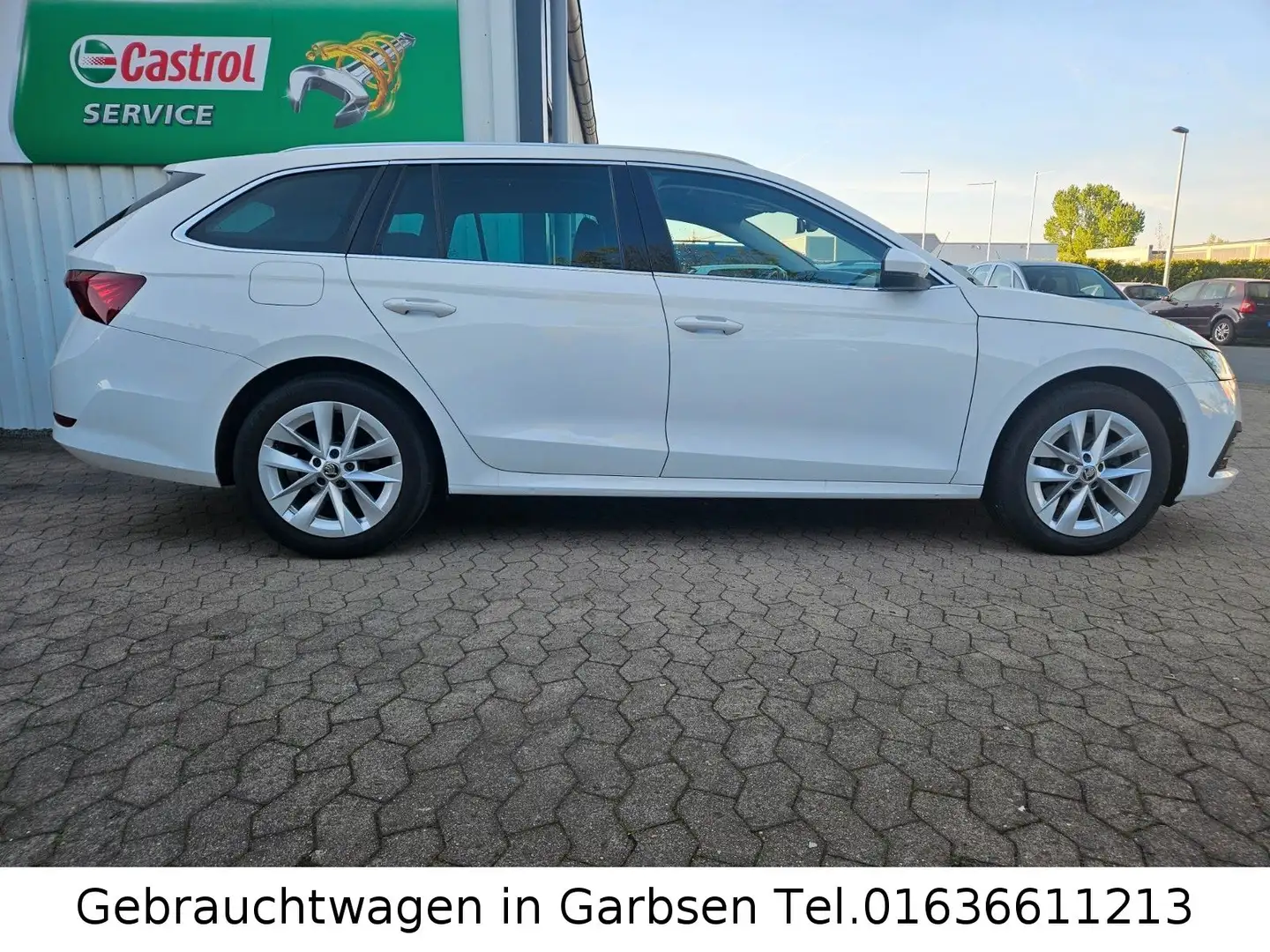 Skoda Octavia Style 2.0 TDI 7-Gang DSG HUB AHK Navi LED Weiß - 2