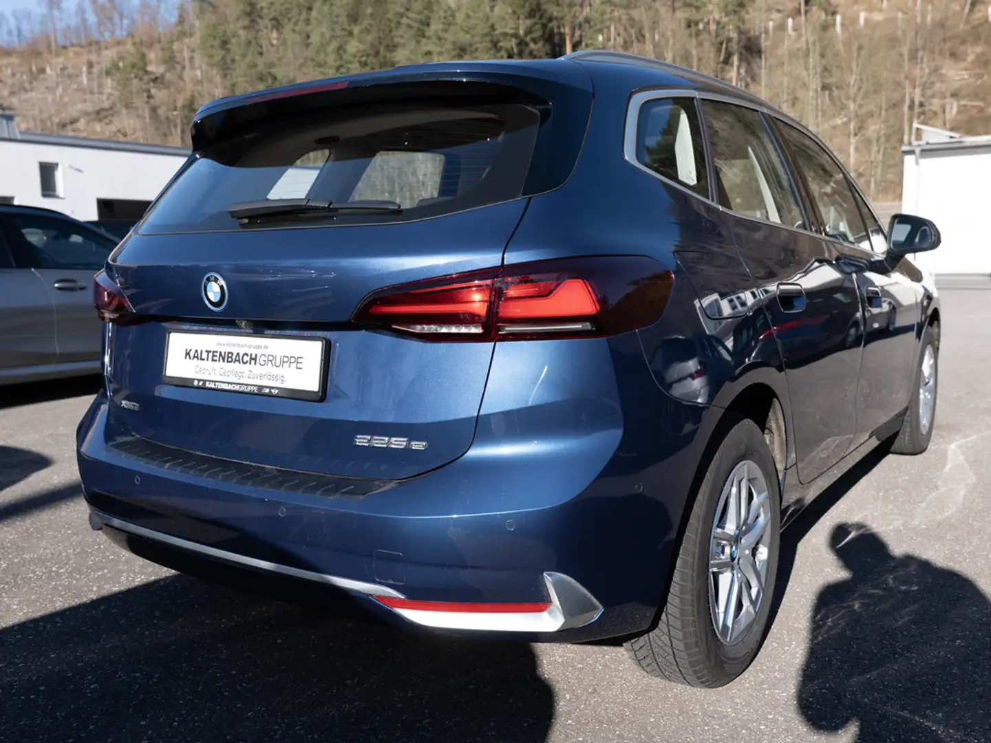 BMW 225 e Active Tourer xDrive Luxury Line PANO Blauw - 2