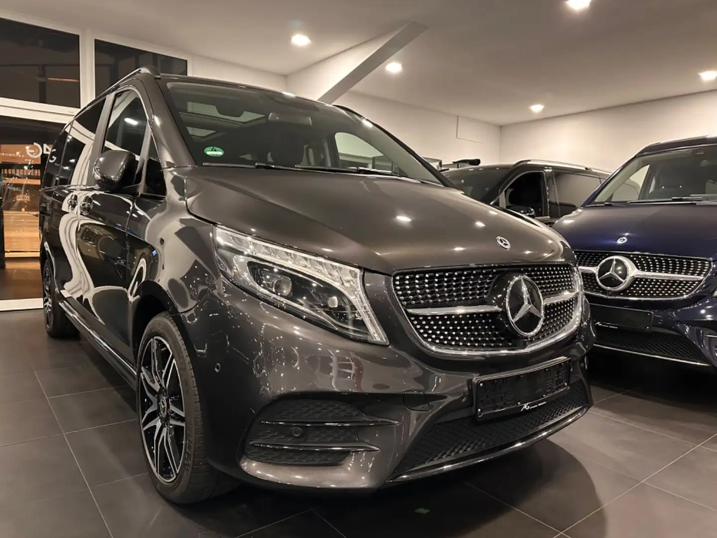 Mercedes-Benz V 300 d AVANTGARDE*AMG*4MATIC*AIRMATIC*KONSOLE* Gris - 2